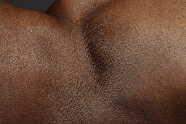 年轻详细的人体皮肤纹理年轻的非洲裔美国男性身体特写镜头护肤 身体护理 保健 卫生和医学概念看起来美丽 保养良好皮肤科卫生微观身体
