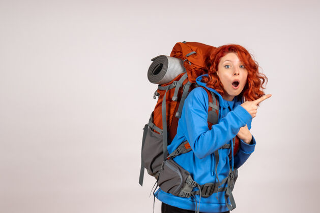 女人女游客背着背包上山旅游自然女游客乐趣