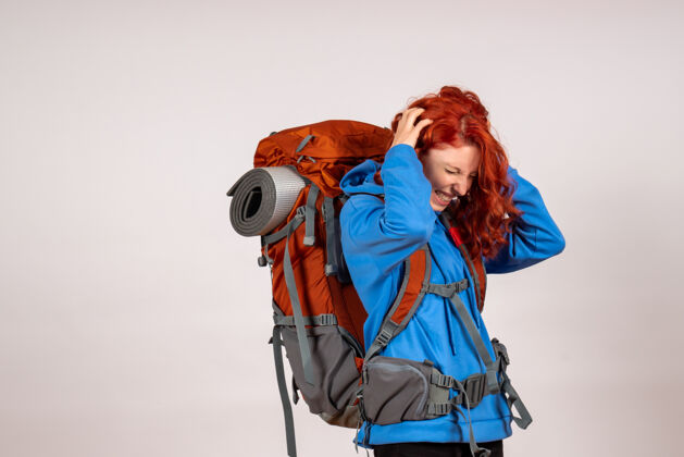 漂亮正面图背着背包上山旅游的女游客头痛肖像颜色旅行