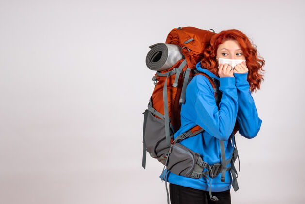 女人女游客背着背包上山旅游快乐年轻背包