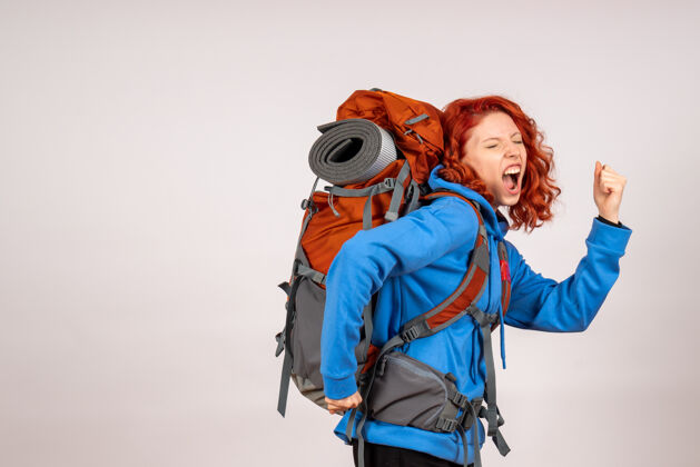 背包正面图女游客背着背包上山旅游欢呼雀跃自然度假颜色