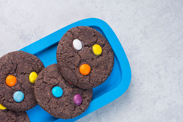 甜点美味的巧克力饼干放在木盘上 放在大理石上不健康营养卡路里
