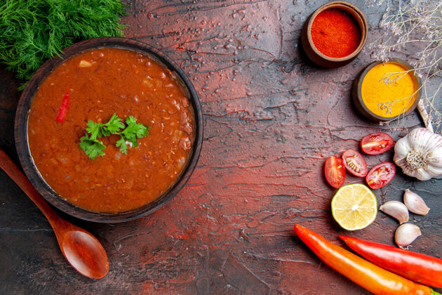 果汁经典的番茄汤在一个棕色的碗和不同的香料大蒜柠檬混合颜色表混合食物晚餐