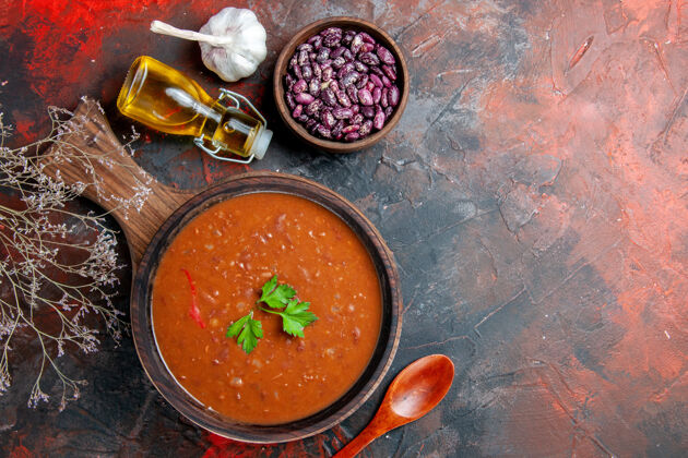汤碗上图：混合色桌子上棕色砧板上的番茄汤餐厅西红柿汤盘子
