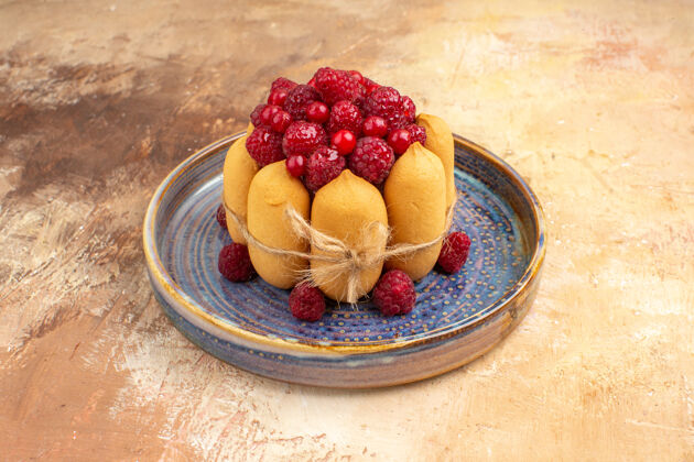 新鲜新鲜出炉的礼品蛋糕与水果在蓝色托盘上的混合颜色表俯视图混合甜点托盘