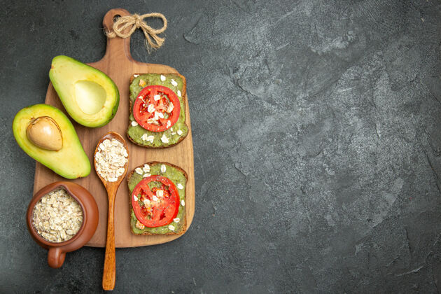 传统顶视图美味的三明治与鳄梨和红色西红柿的灰色背景午餐快餐汉堡三明治顶部午餐鳄梨
