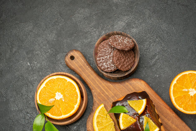 饼干俯瞰图美味的蛋糕切橘子饼干在砧板上的黑暗的桌子上头顶食用坚果柑橘