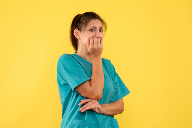 健康正面图黄色背景上穿着医用衬衫的女医生吓坏了病毒医疗视图