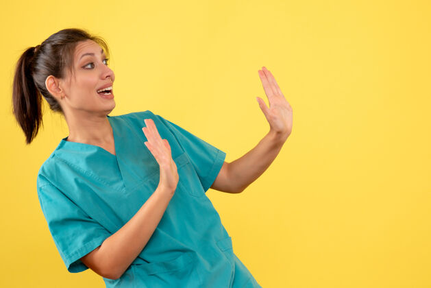 视图前视图黄色背景上穿着医用衬衫的女医生病毒正面成人