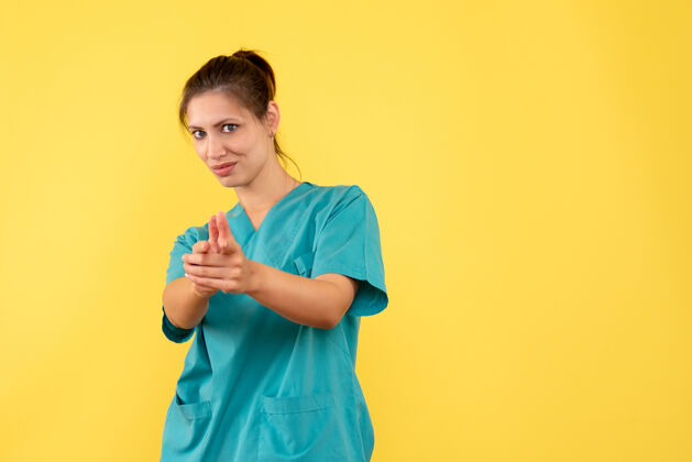 衬衫前视图黄色背景上穿着医用衬衫的女医生前面女医生肖像