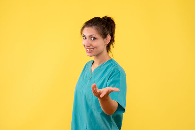 成人前视图黄色背景上穿着医用衬衫的女医生衬衫病毒视图