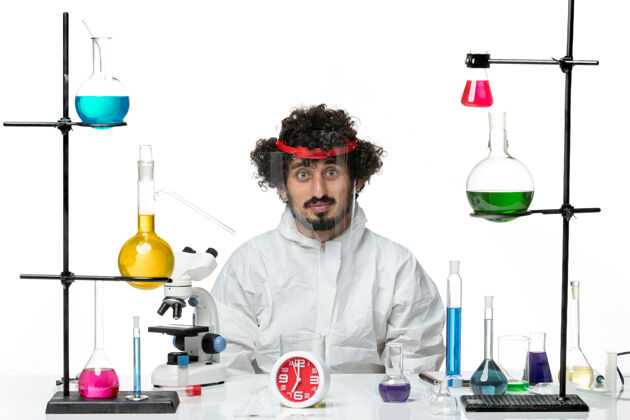 套装正面图身着特殊套装 戴着白色背景的特殊防护头盔的年轻男科学家化学防护头盔