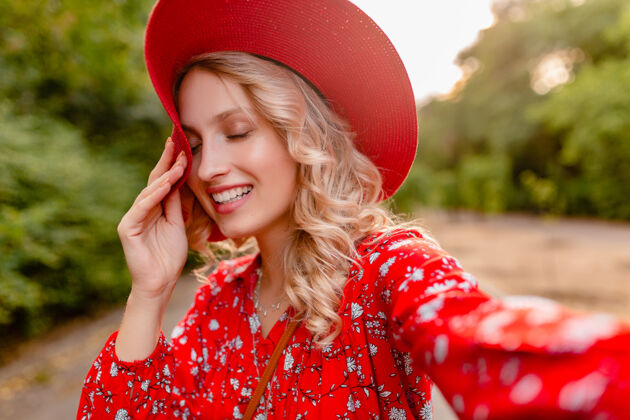 年轻迷人的时尚金发微笑的女人在草帽和衬衫夏季时尚服装自拍女士享受情感