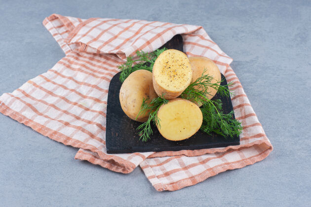 蔬菜用莳萝和黄油调味的煮土豆顶视图木材土豆午餐