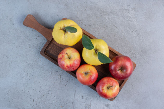 水果木瓜和苹果捆在大理石背景的木板上苹果板子饮食