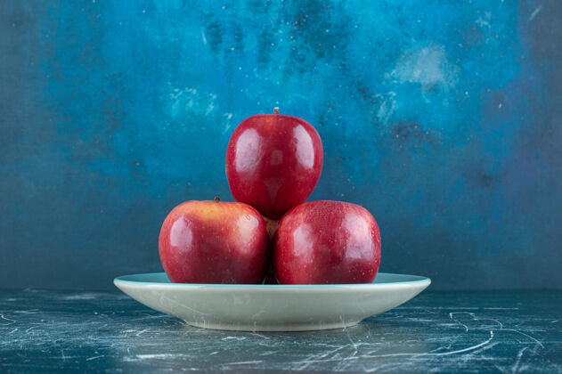 水果新鲜的红苹果放在蓝色的盘子里新鲜农业味道