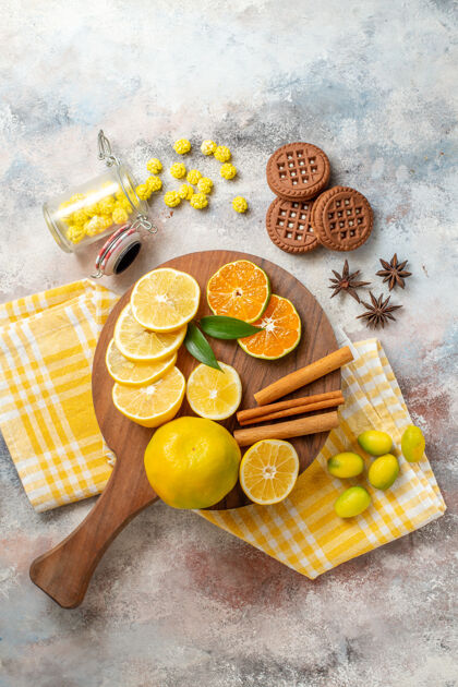 柠檬片柠檬片肉桂酸橙放在木砧板上 饼干放在白桌子上肉桂新鲜酸橙