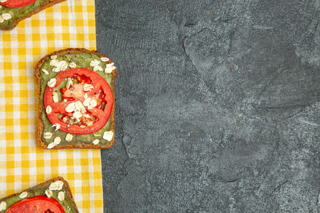 生的俯视图美味的有用的三明治与鳄梨面食和西红柿灰色背景汉堡三明治面包包小吃视图旧的顶部