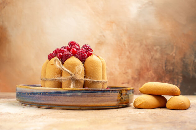 奶油混色桌上新鲜出炉的带水果和饼干的软蛋糕的水平视图饮食餐健康