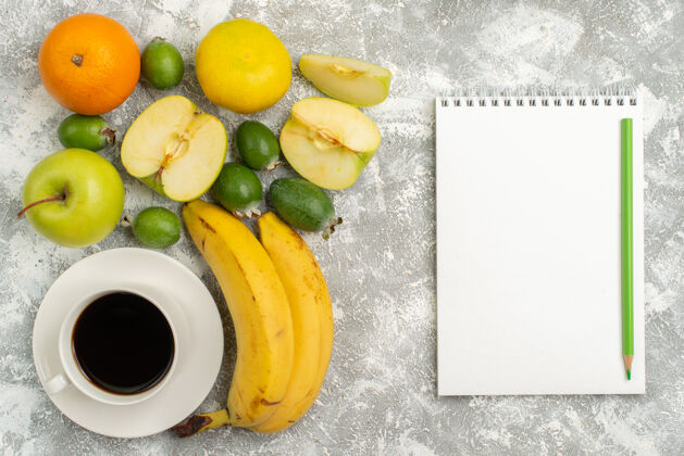 生的顶视图由新鲜水果组成苹果 飞珠 香蕉等水果的白色背景上新鲜醇厚的水果成熟的颜色维生素颜色水果肥肉