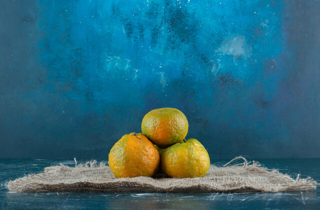 收获大理石桌上放着成熟的柑橘新鲜成熟的农业