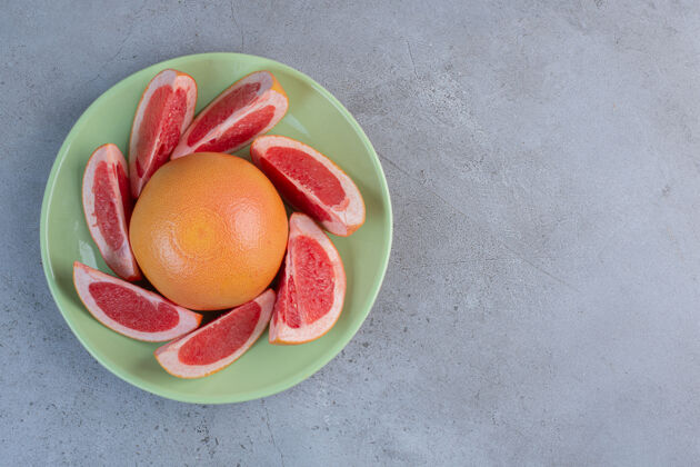 健康一盘葡萄柚放在大理石背景上营养美味美味