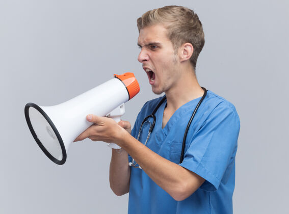 壁板愤怒地看着身边穿着医生制服的年轻男医生用听诊器隔着白墙上的扬声器讲话说话医生穿