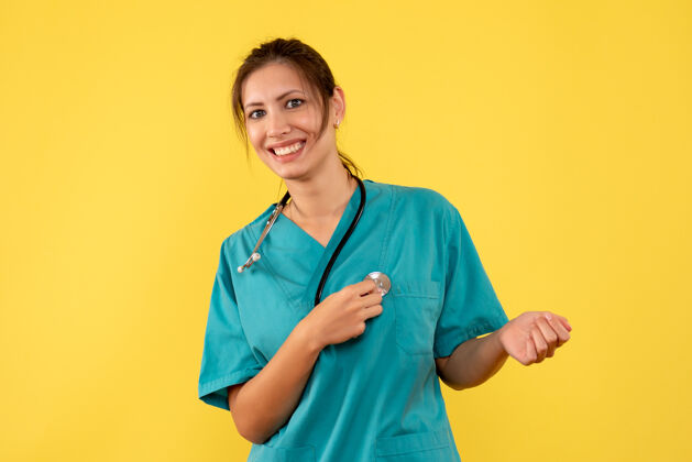 情绪前视图黄色背景上穿着医用衬衫的女医生健康医疗听诊器