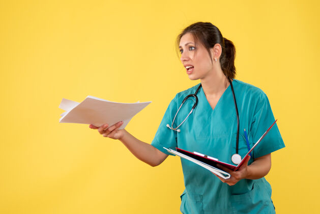 衬衫正面图黄色背景下穿着医用衬衫的女医生拿着分析健康听诊器视图