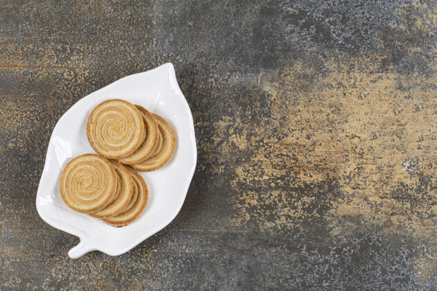 脆的一盘芝麻饼干放在大理石桌上新鲜饼干饼干