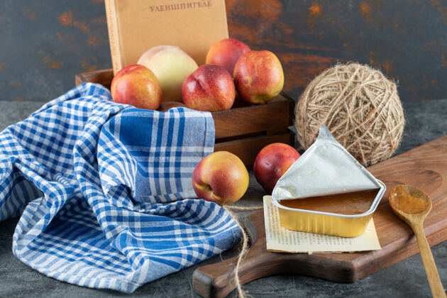 甜点桃子和木勺放在木板上的甜果酱压缩天然食物
