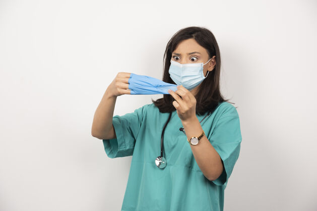 职业戴着医用口罩 戴着白底手套的女医生工作面罩医生