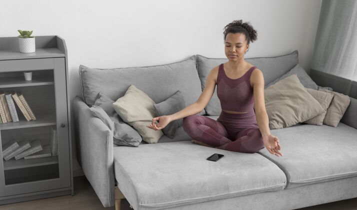 和平健身女士在家做瑜伽瑜伽姿势人体房子