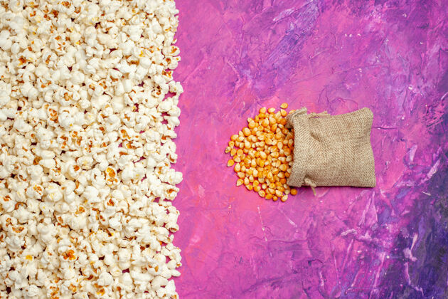 新鲜爆米花电影之夜新鲜爆米花的顶视图旧的玉米材料
