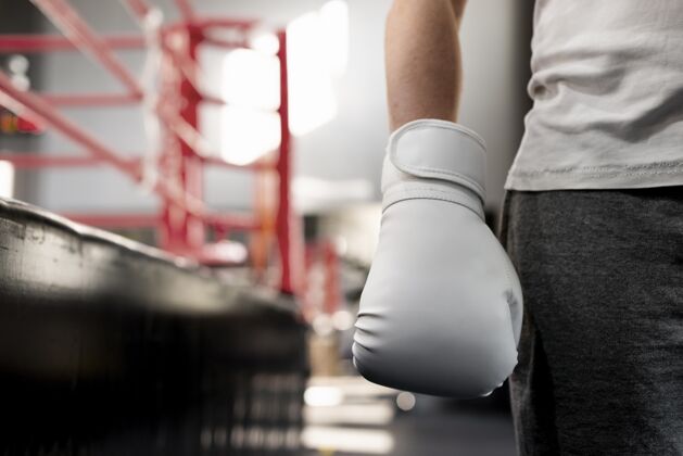 拳击拳击运动员戴着模拟手套训练健康训练盒子