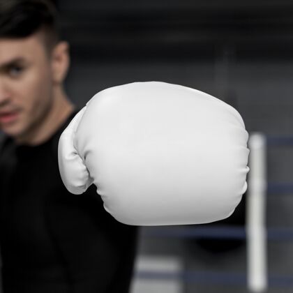 男人戴拳击手套的人模拟训练健康盒子训练