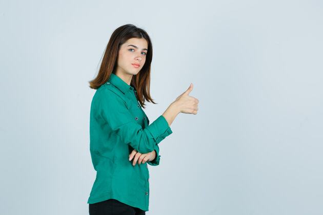 专业穿着绿衬衫的漂亮小姐竖起大拇指 看起来很自信商务模特青年