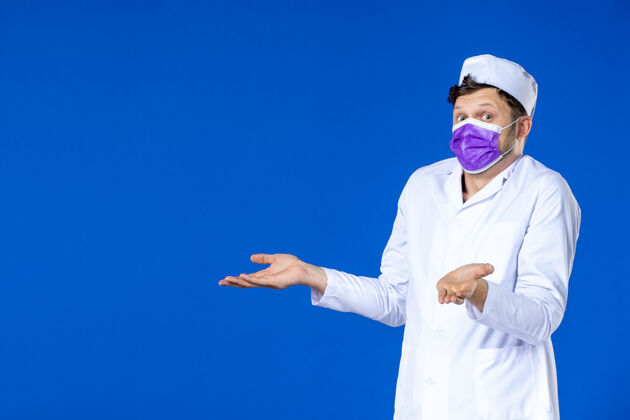 病毒身穿医疗服 蓝色面罩的男医生正面图男医生套装外套