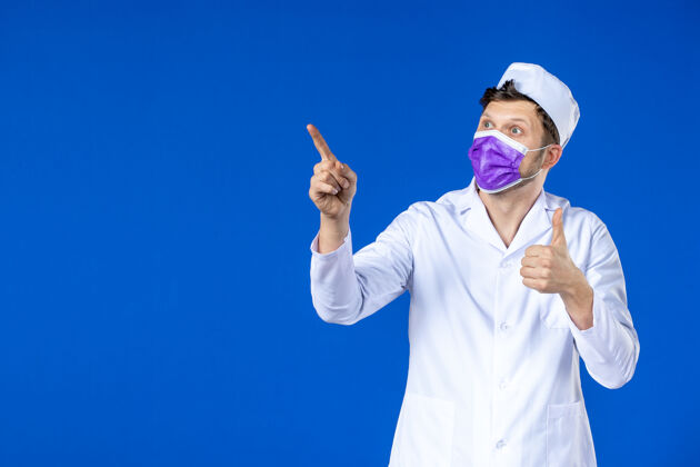 医院身穿医疗服 蓝色面罩的男医生正面图病毒男医生套装