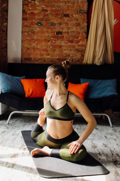 平衡年轻女子练习瑜伽和飞行瑜伽的概念伸展女子减肥工作