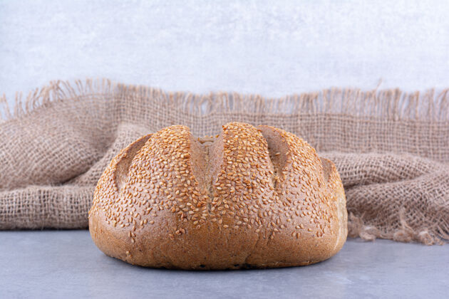 面包屑芝麻面包铺在大理石表面酵母面粉餐