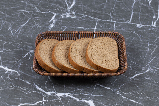 风味把面包片放在面包碗里 放在大理石表面烘焙食品面粉面包
