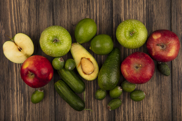 食物新鲜食物的俯视图 如绿色和红色的苹果 鳄梨 黄瓜 隔离在木制表面健康苹果美味