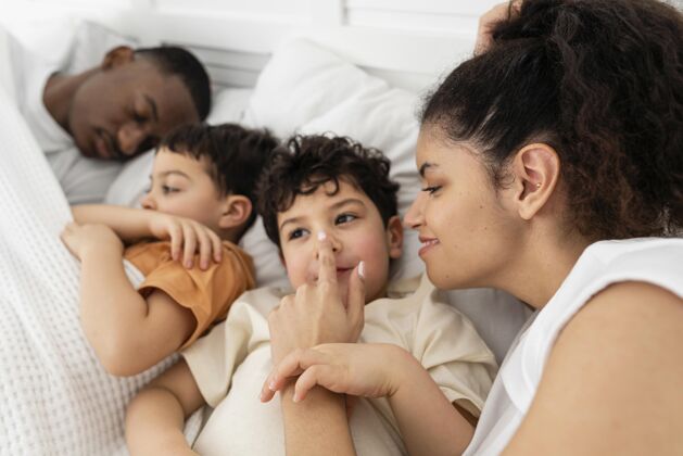 就寝时间快乐的黑人家庭睡在一起熟悉童年黑人