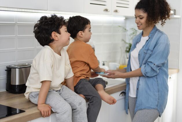 黑人妈妈和儿子一起洗碗关系家庭孩子