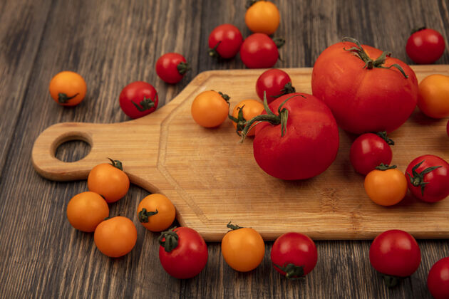 配料顶视图有机橙色和红色西红柿隔离在木制厨房板上的木制表面新鲜板番茄