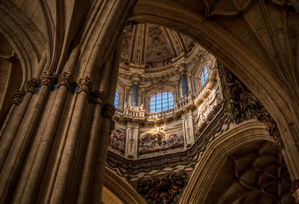圆顶西班牙萨拉曼卡大教堂穹顶和拱门的内部视图古董细节墙壁