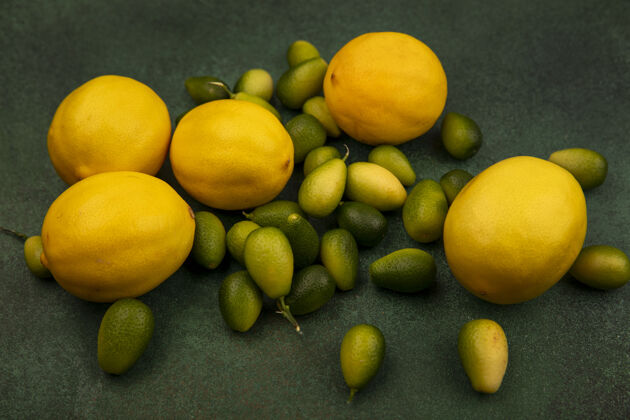 食物绿色表面上隔离着柠檬的甜酸味金盏花俯视图饮食配料营养