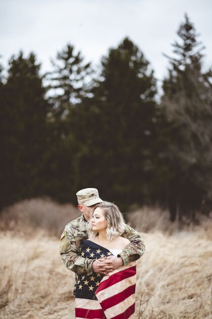 生活浅焦垂直拍摄一名美国士兵拥抱他的妻子女性士兵爱情