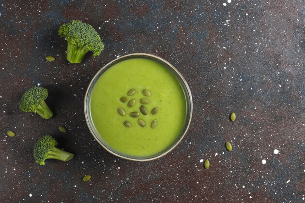 美味美味的绿色自制西兰花奶油汤菜肴碗餐桌